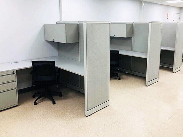 Oficinas con escritorios modernos y modulares ✨ cotiza la remodelación de  tus espacios con nosotros.